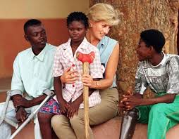 Princess-Diana-comforted-children-injured-by-landmines